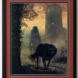 Puede incluir: Obra de arte enmarcada que representa una escena de fantasía oscura. Una figura encapuchada está de pie cerca de un lobo negro, con una alta torre al fondo. La obra está enmarcada en negro con un paspartú rojo.