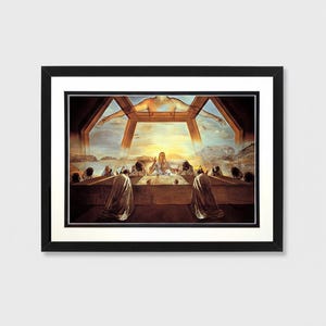 Puede incluir: Una impresión enmarcada de "El Sacramento de la Última Cena" de Salvador Dalí. La obra representa una mesa con figuras, una figura central y una estructura geométrica encima. La impresión está en un marco negro con un passe-partout blanco.