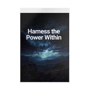 Op de afbeelding: Een rechthoekige legpuzzel met een donker, stormachtig berglandschap bij nacht en een felle bliksemschicht die de wolken verlicht. De witte tekst "Harness the Power Within" staat in het midden tegen de donkere lucht gedrukt.