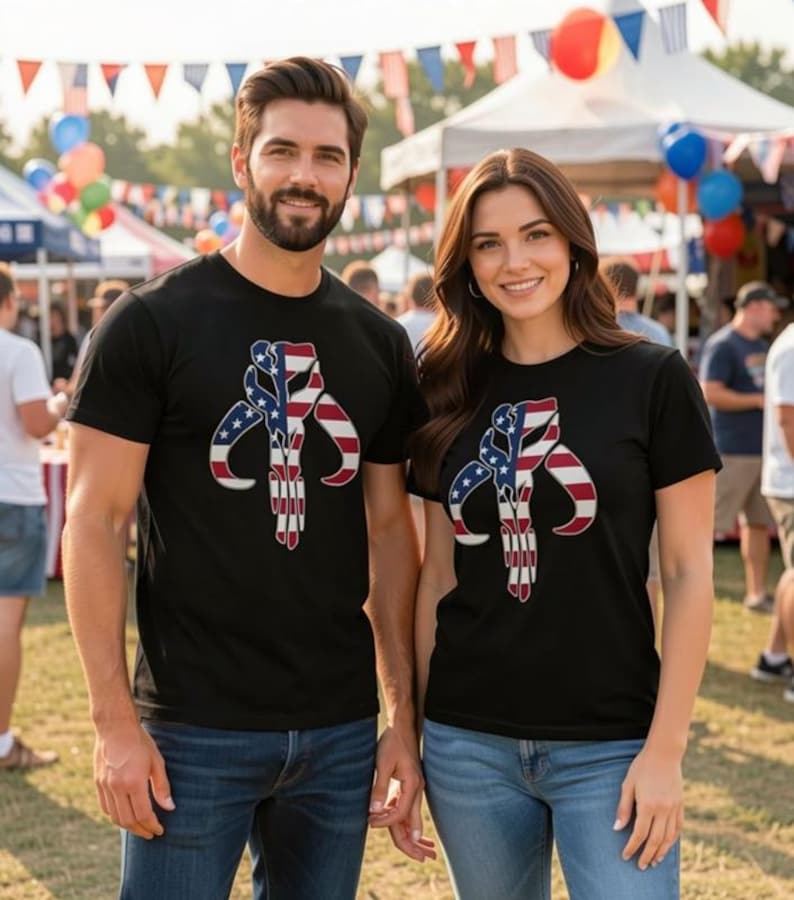 Camiseta unisex de manga corta con temática de Star Wars, bandera de EE. UU. y The Mandalorian. imagen 1