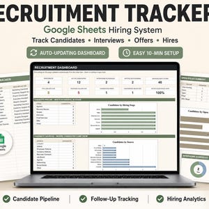 Puede incluir: Un rastreador de contratación digital para Google Sheets en la pantalla de un portátil, con un panel de control que muestra el proceso de candidatos, calendarios de entrevistas y gráficos de análisis, junto a dos hojas de cálculo impresas.