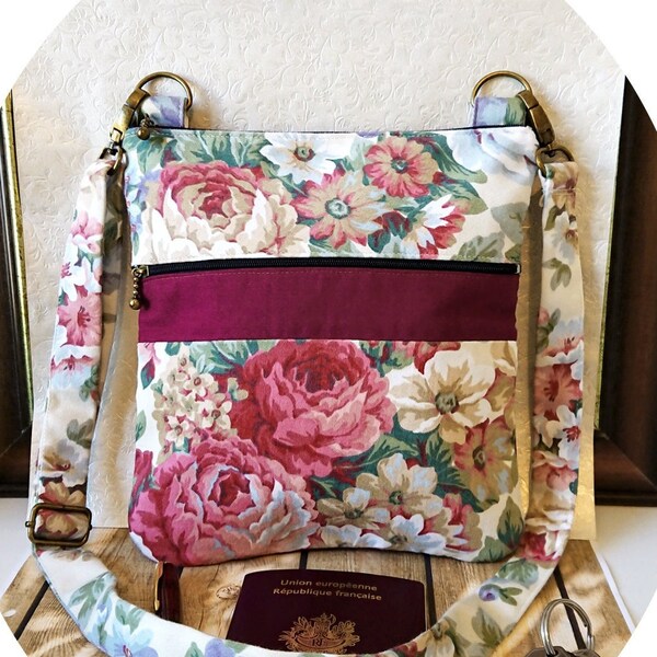 Sac à main épaule femme tissu coton imprimé fleurs rose et uni bordeau, taille moyenne 21,5 x 20 cm, triple ouverture, sangle ajustable