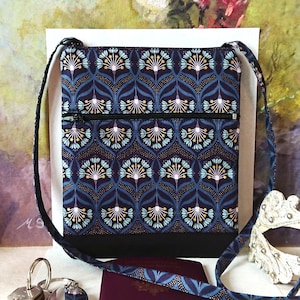 Petit sac bandoulière triple ouverture zippée, tissu floral coton imprimé Lewis et Irène bleu nuit