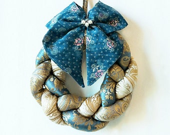 Petite couronne de Noël diamètre 17 cm à suspendre, tissus tressés soie brocart bleu, doré / Little blue christmas fabric wearth