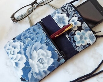 Etui molletonné 18,5 x 11,8 cm téléphone mobile, lunettes... tissu japonais en coton floral bleu deux ouvertures zippées et cordon noir