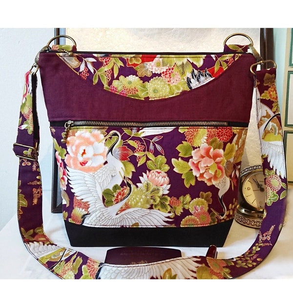 Sac à main / épaule, mauve / vert tissu coton imprimé japonais fleurs et grues, trois compartiments, sangle ajustable