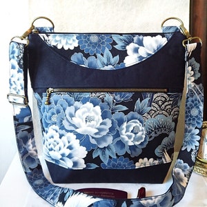 Sac à main bleu / blanc, tissu coton japonais fleurs / trois compartiments et sangle ajustable image 1