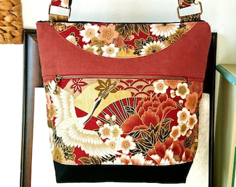 Sac à main / épaule, rouge et or tissu coton imprimé japonais fleurs et grue, trois compartiments, sangle ajustable