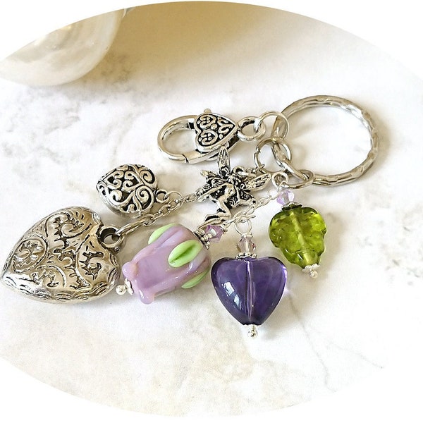 Bijou de sac / porte clés, violet, vert, coeur gravé argenté 3D 25mm, perles verre filé lampwork, breloques elfe et coeur