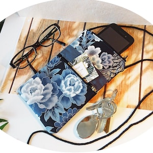 Etui molletonné téléphone mobile, lunettes... tissu japonais coton floral bleu 18,5 x 11,5 cm twee ouvertures zippées en cordon noir