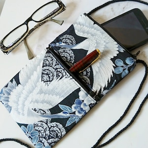 Etui bleu telefoon mobiel, lunettes... tissu japonais katoenmotieven grues deux ouvertures zippées et cordon noir