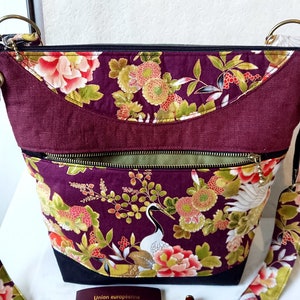 Sac à main / épaule, mauve / vert tissu coton imprimé japonais fleurs et grues, trois compartiments, sangle ajustable V2 image 2