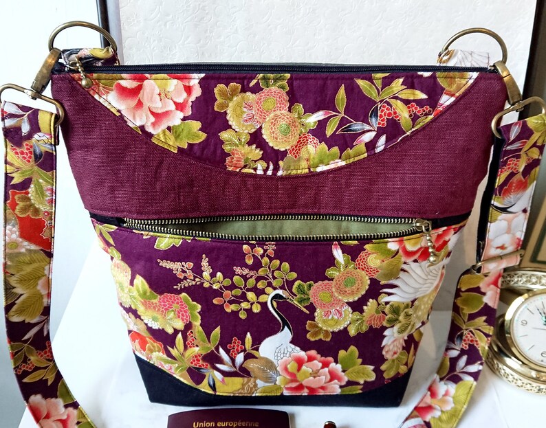 Sac à main / épaule, mauve / vert tissu coton imprimé japonais fleurs et grues, trois compartiments, sangle ajustable V2 image 2