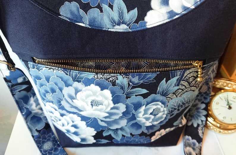 Sac à main bleu / blanc, tissu coton japonais fleurs / trois compartiments et sangle ajustable image 4