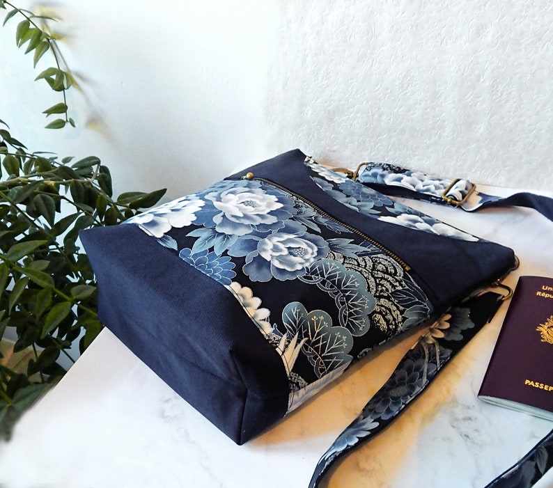 Sac à main bleu / blanc, tissu coton japonais fleurs / trois compartiments et sangle ajustable image 6