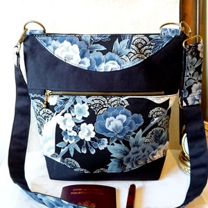 Sac à main bleu / blanc, tissu coton japonais fleurs / trois compartiments et sangle ajustable image 3