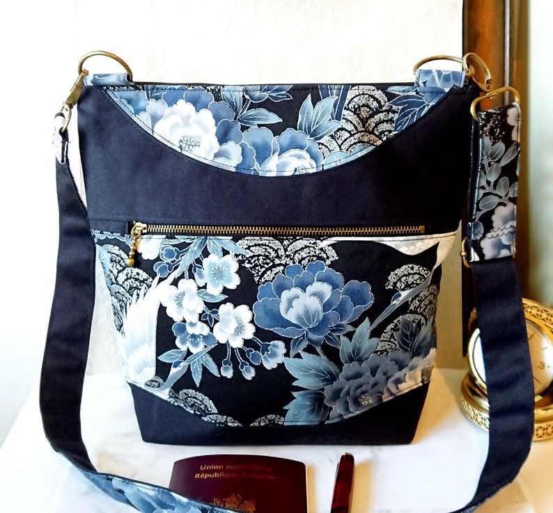 Sac à main bleu / blanc, tissu coton japonais fleurs / trois compartiments et sangle ajustable image 3