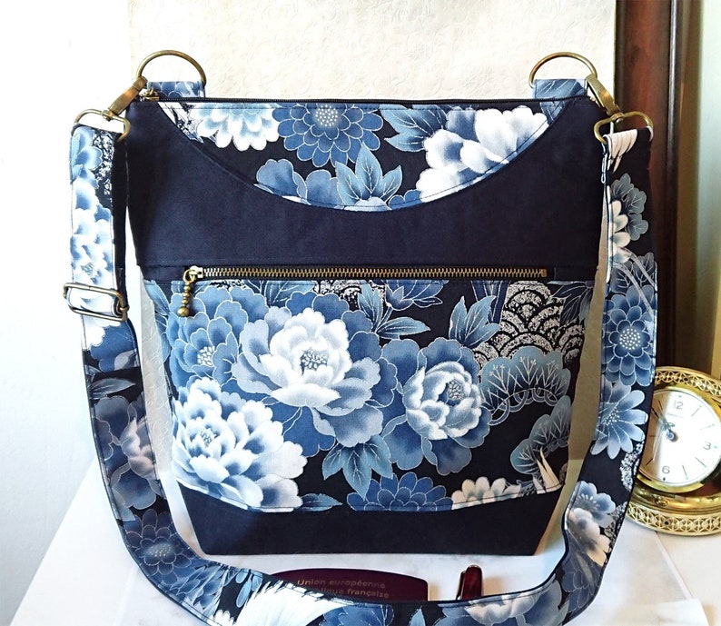 Sac à main bleu / blanc, tissu coton japonais fleurs / trois compartiments et sangle ajustable image 1