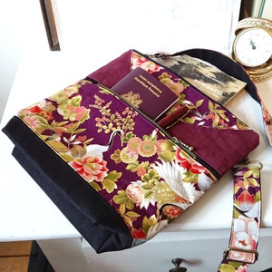 Sac à main / épaule, mauve / vert tissu coton imprimé japonais fleurs et grues, trois compartiments, sangle ajustable V2 image 6