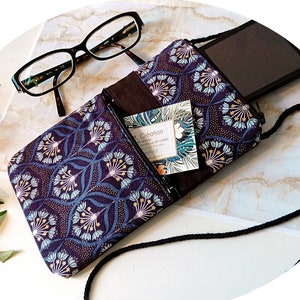 Etui molletonné téléphone mobile, lunettes... tissu coton floral marque Lewis et Irène bleu nuit et bleu clair, deux ouvertures et cordon