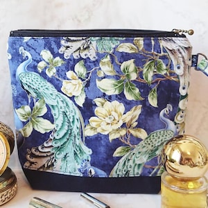 Petite trousse de toilette / maquillage tissu de coton bleu motifs fleurs et paons