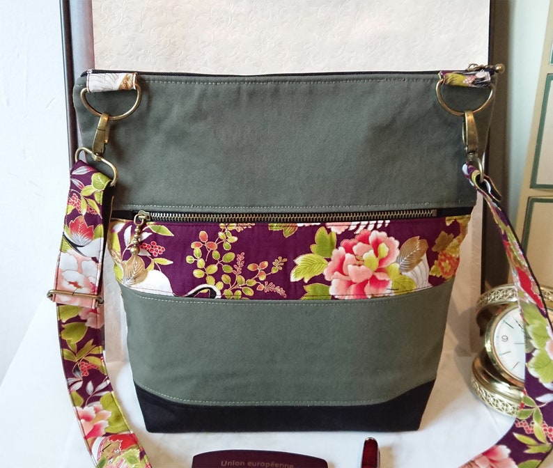Sac à main / épaule, mauve / vert tissu coton imprimé japonais fleurs et grues, trois compartiments, sangle ajustable V2 image 8