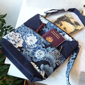 Sac à main bleu / blanc, tissu coton japonais fleurs / trois compartiments et sangle ajustable image 5
