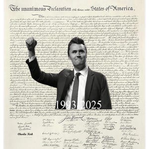 Op de afbeelding: Een poster met de Onafhankelijkheidsverklaring en een man eroverheen. De tekst luidt "IN CONGRESS, JULY 4, 1776" en "The unanimous Declaration of the thirteen united States of America." De jaren "1993-2025" zijn over elkaar geplaatst.