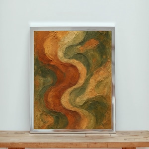 Op de afbeelding: Abstract kunstwerk in een zilveren lijst met een textuur. De schildering toont vloeiende, golvende patronen in tinten oranje, groen en bruin. Het kunstwerk is ingelijst en staat op een houten oppervlak.