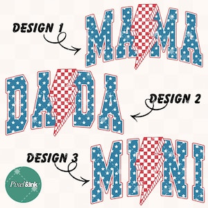 Puede incluir: Tres diseños con las palabras "MAMA", "DADA" y "MINI" en un patrón de estrellas azules y blancas. Cada palabra tiene un rayo rojo y blanco a cuadros. Las palabras están en una fuente audaz de estilo universitario.
