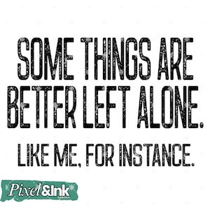 Puede incluir: Fondo blanco con texto negro: "ALGUNAS COSAS ES MEJOR DEJARLAS SOLAS. COMO YO, POR EJEMPLO." El texto tiene una apariencia desgastada y texturizada. Un logotipo turquesa y blanco de "Pixel & Ink GRAPHIX" está en la esquina inferior izquierda.