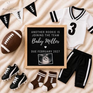 Peut inclure: Un tableau à lettres noir avec le texte ANOTHER ROOKIE IS JOINING THE TEAM Baby Miller DUE FEBRUARY 2027 et une échographie, un maillot de football blanc avec le numéro 3, un pantalon noir, un ballon, deux chaussures et deux chaussettes.
