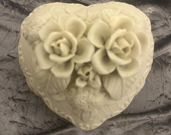 Vintage Heart Ceramic Jewelry Box | 3D Pink Rose Art, Off-White Vanity Decor