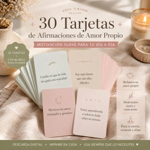 Op de afbeelding: Een set van 30 affirmatiekaarten met de tekst "30 Tarjetas de Afirmaciones de Amor Propio" en "Motivación Suave Para Tu Día A Día". De kaarten zijn in roze en beige tinten, met inspirerende zinnen. Een kaars en een vaas staan op de achtergrond.