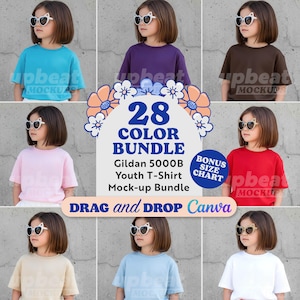 Könnte beinhalten: Ein Mockup-Bundle mit einer Auswahl an Gildan 5000B Jugend-T-Shirts in verschiedenen Farben. Das Bild enthält eine zentrale Grafik mit dem Text "28 COLOR BUNDLE" und "DRAG and DROP Canva". Jedes Shirt wird von einem jungen Menschen getragen.