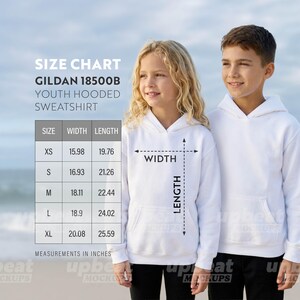 Puede incluir: Dos niños vistiendo sudaderas con capucha blancas para jóvenes. Se muestra una tabla de tallas, que muestra las medidas en pulgadas para las tallas XS a XL. La tabla incluye medidas de ancho y largo para cada talla, siendo la talla más pequeña la XS con 40.59 cm de ancho y 50.19 cm de largo.