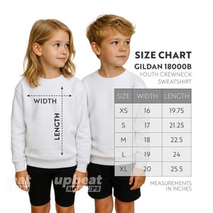 以下が含まれることがあります： 白いクルーネックのスウェットシャツを着た2人の子供たち。Gildan 18000Bユーススウェットシャツのサイズチャート付き。XSからXLまでのサイズについて、幅と長さを含むインチ単位の測定値を表示しています。