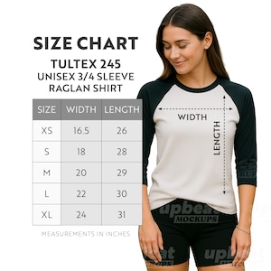 Puede incluir: Una mujer con una camiseta raglán unisex de manga 3/4 blanca y negra. La imagen incluye una tabla de tallas con medidas en pulgadas. El ancho de la camiseta varía de 41,9 a 61 cm y el largo de 66 a 78,7 cm. Tallas XS a XL.