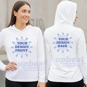 Puede incluir: Camiseta blanca de manga larga con capucha. El texto "YOUR DESIGN FRONT" está en la parte delantera y "YOUR DESIGN BACK" en la trasera. Maqueta con el logo "upbeat MOCKUPS" en la parte inferior.