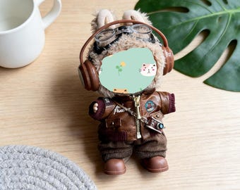 Traje de aviador vintage para muñeca: chaqueta marrón con gafas y auriculares. ¡Un bonito regalo de colección!