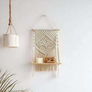 ボヘミアン風マクラメウォールシェルフ、手作りコットンロープハンギングシェルフ、自宅やホテル向けのボヘミアン風インテリア、北欧ミニマリスト風ウォールハンギング