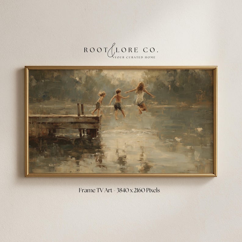 Puede incluir: Una impresi&oacute;n art&iacute;stica enmarcada representa a tres ni&ntilde;os saltando al agua desde un muelle de madera. La obra de arte tiene una est&eacute;tica vintage con tonos apagados de verde, marr&oacute;n y dorado. El texto "ROOT & LORE CO. YOUR CURATED HOME" est&aacute; en la parte superior y "Frame TV Art - 3840 x 2160 Pixels" en la parte inferior.
