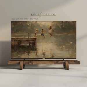 Puede incluir: Un televisor de pantalla plana grande que muestra una pintura de tres ni&ntilde;os saltando al agua desde un muelle de madera. El televisor est&aacute; montado en un soporte de madera r&uacute;stico. El texto "ROOT & LORE CO." y "Frame TV Art - 3840 x 2160 Pixels" son visibles.