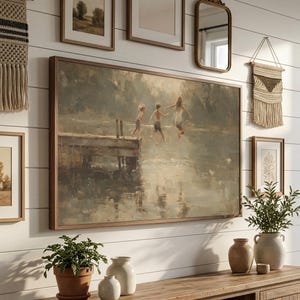 Puede incluir: Una gran pintura enmarcada representa a ni&ntilde;os saltando al agua desde un muelle de madera. La obra de arte est&aacute; rodeada de im&aacute;genes enmarcadas m&aacute;s peque&ntilde;as, un espejo y tapices decorativos. Debajo hay un mueble de madera con plantas y jarrones.