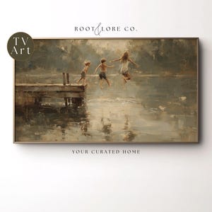 Puede incluir: Una obra de arte rectangular enmarcada representa a tres ni&ntilde;os saltando al agua desde un muelle de madera. La pintura tiene una est&eacute;tica vintage con tonos apagados de marr&oacute;n, beige y azul. El texto "TV Art" est&aacute; en una etiqueta circular.