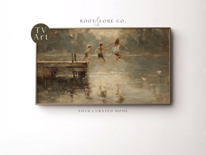 Puede incluir: Una obra de arte rectangular enmarcada representa a tres ni&ntilde;os saltando al agua desde un muelle de madera. La pintura tiene una est&eacute;tica vintage con tonos apagados de marr&oacute;n, beige y azul. El texto "TV Art" est&aacute; en una etiqueta circular.