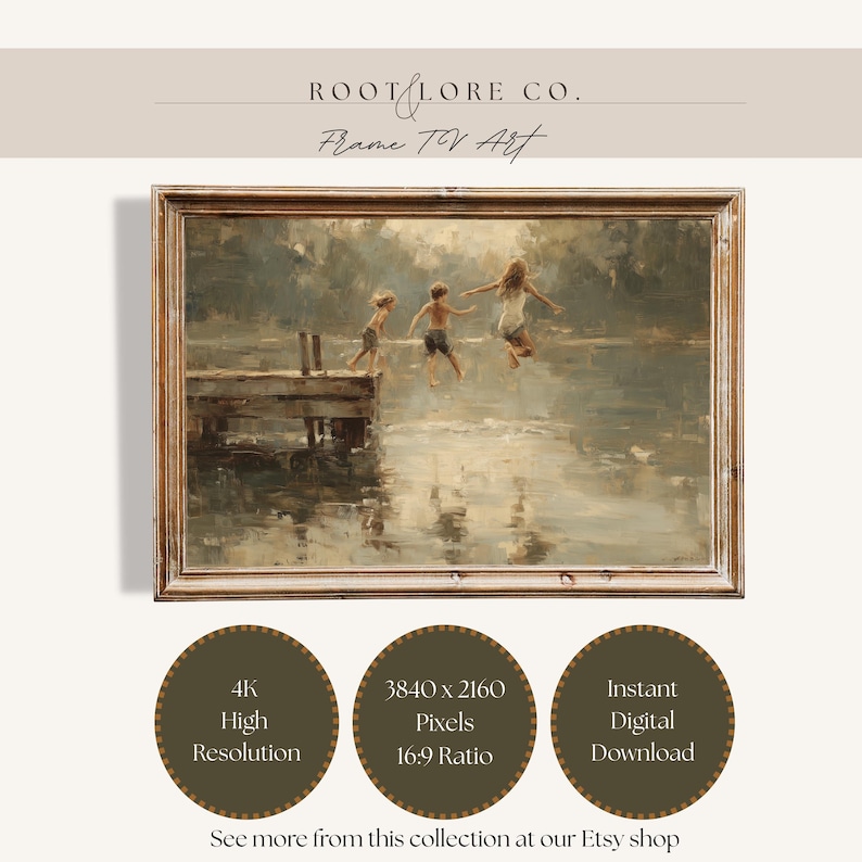 Puede incluir: Una impresi&oacute;n art&iacute;stica digital enmarcada representa a tres ni&ntilde;os saltando al agua desde un muelle de madera. La obra de arte tiene una est&eacute;tica vintage con colores suaves y apagados y el texto "ROOT & LORE CO. Frame TV Art". Disponible como descarga digital instant&aacute;nea de alta resoluci&oacute;n 4K.