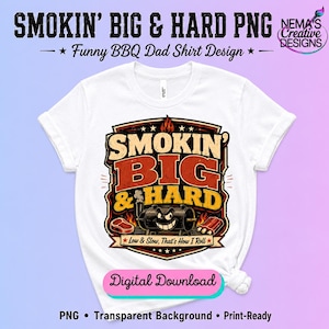 Pode incluir: Camiseta branca com um design temático de churrasco. O design apresenta o texto "SMOKIN' BIG & HARD" em uma fonte desgastada, junto com uma churrasqueira de desenho animado e a frase "Low & Slow, That's How I Roll". A camiseta é rotulada como "Funny BBQ Dad Shirt Design".