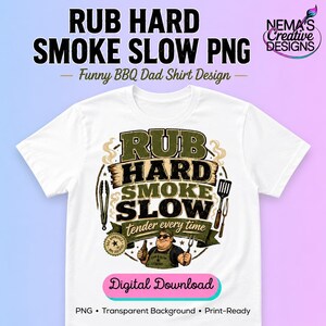 Pode incluir: Camiseta branca com um design temático de churrasco. O design apresenta o texto "RUB HARD SMOKE SLOW" em uma fonte desgastada, juntamente com a frase "tender every time". Inclui uma ilustração de desenho animado de um homem segurando uma cerveja e pinças. As palavras "Digital Download" também estão presentes.