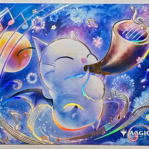 以下が含まれることがあります： 白い猫のようなキャラクターがホルンを演奏し、音符とカラフルな星空を背景にした鮮やかなプレイマット。大きな月と花火のデザインで、右下に「MAGIC FINAL FANTASY」の文字があります。